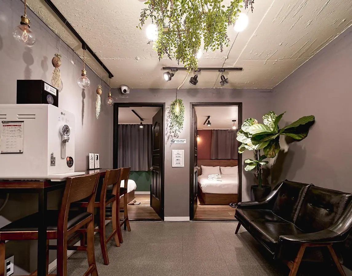 Butler:Lee Hongdae-Female Only 호텔 서울특별시 2*,  대한민국