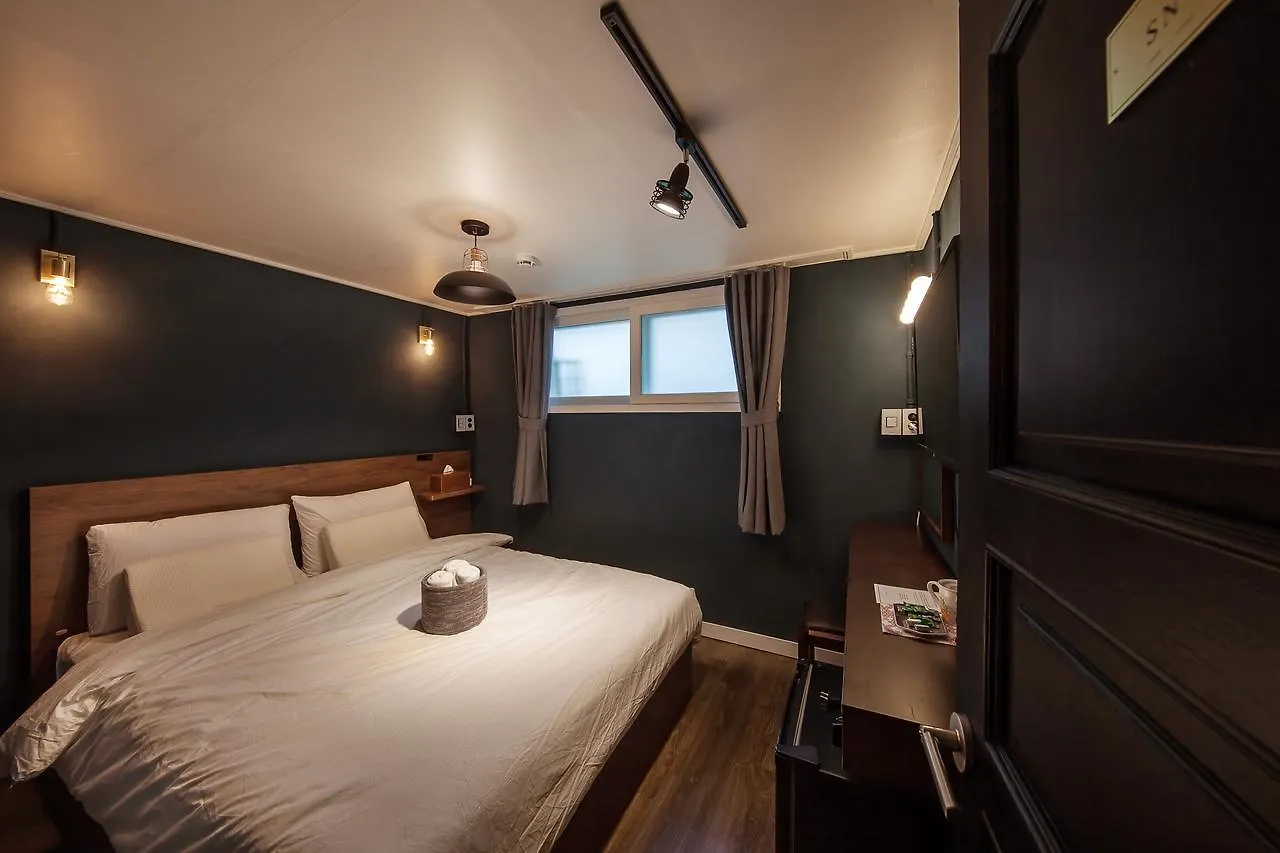 Butler:Lee Hongdae-Female Only contacts