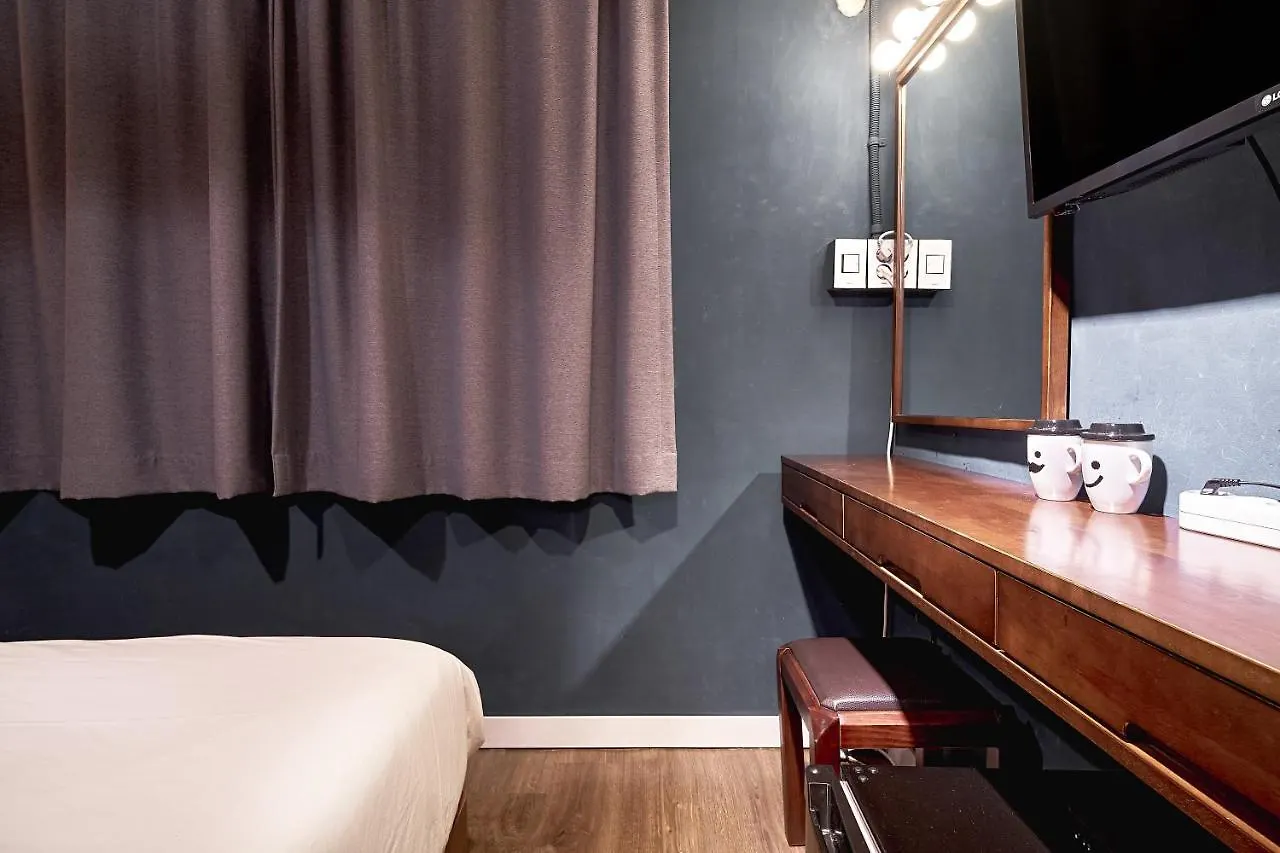 Butler:Lee Hongdae-Female Only Hotel Seoul South Korea